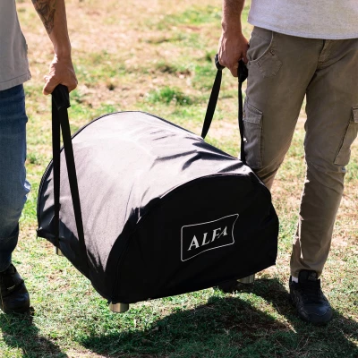 Suojapeite Alfa Forni Portable -pizzauunille mustasta, säänkestävästä materiaalista.
