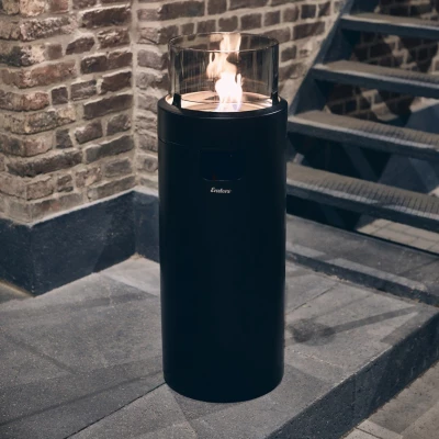 Keskikokoinen musta Nova LED M -kaasutakka